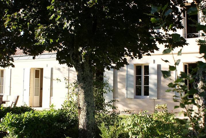 Chambre d’hôte pour 2 personnes, avec jardin et jacuzzi dans Port de Bourg-sur-Gironde