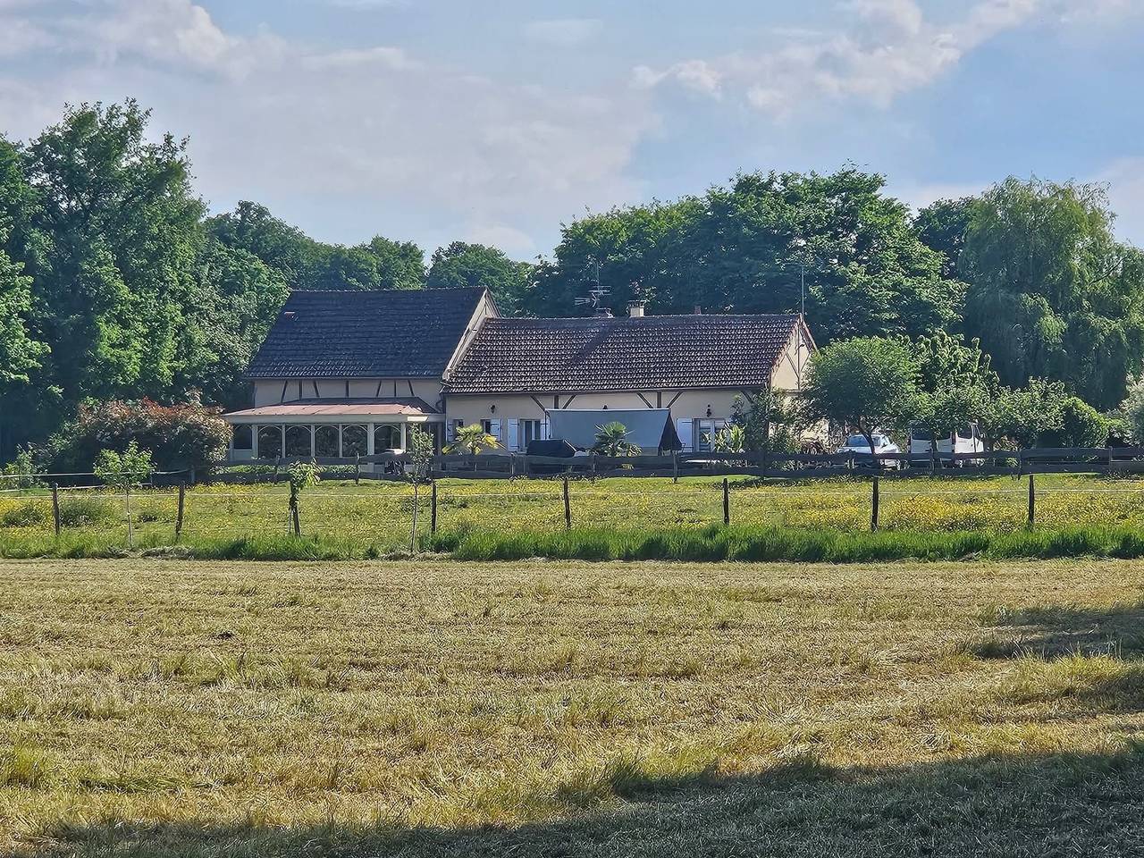 Landhaus 'La Zibetterie' mit privatem Pool, Terrasse und Wlan in Saint-Privé, Auxerre und Umgebung