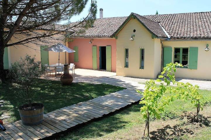 Location de vacances pour 8 personnes, avec Terrasse ainsi que Jardin et Piscine à Saint-Astier