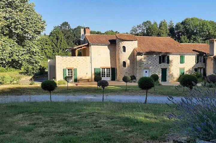 Chambre d’hôte pour 10 personnes, avec Jardin à Thouarsais-Bouildroux