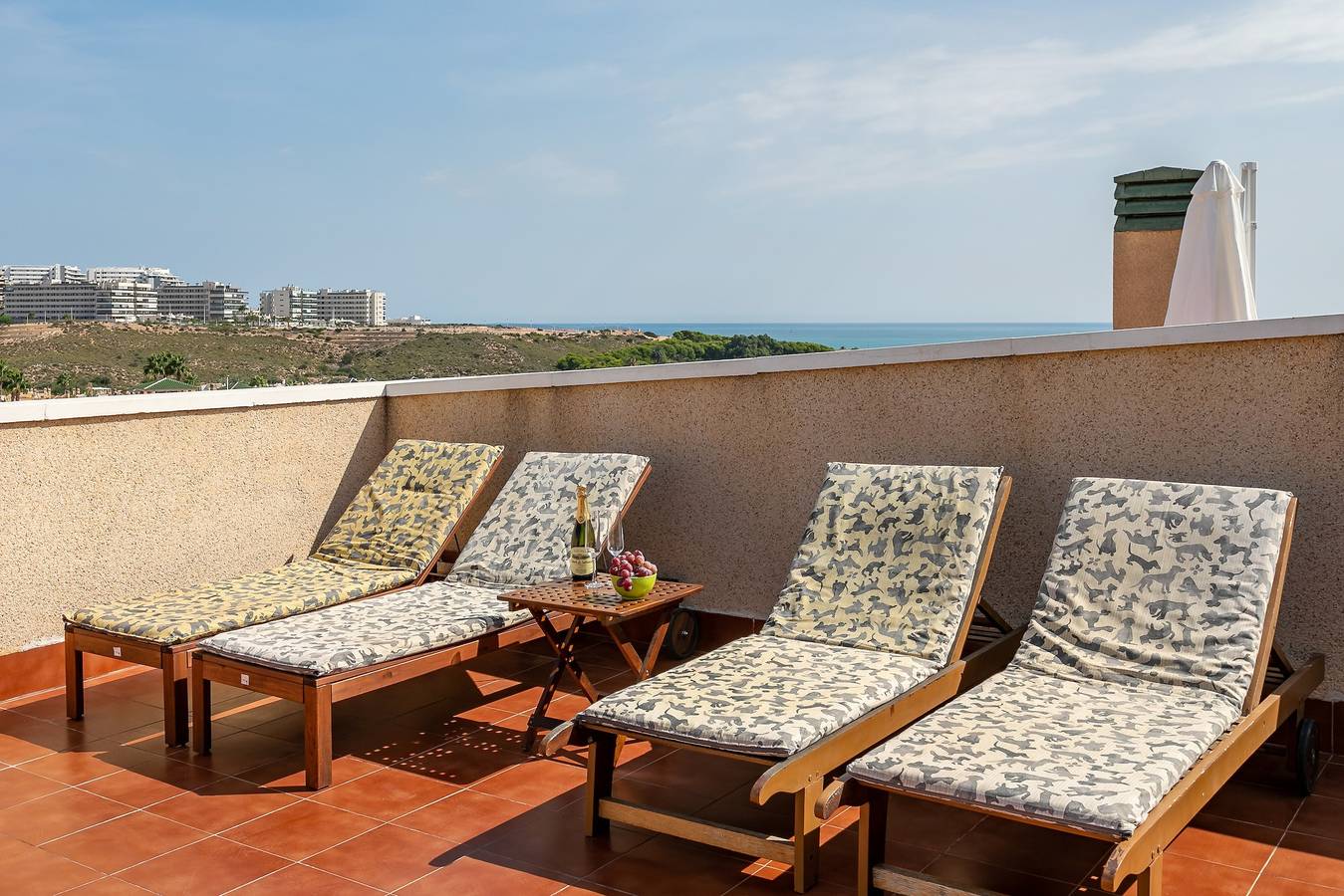 Hel lägenhet, Apartment Near the Beach with Sea View, Terraces, A/C & Shared Pool in Santa Pola, Costa Blanca