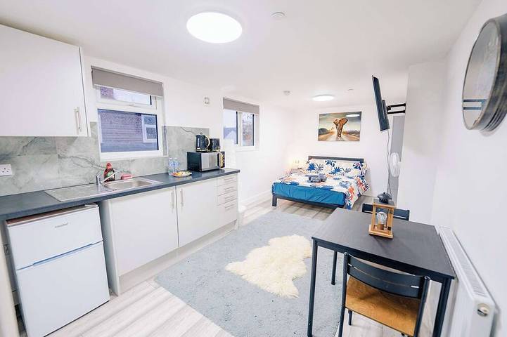 Vacation rental for 2 people, with yard and hot tub as well as balcony in Cardiff