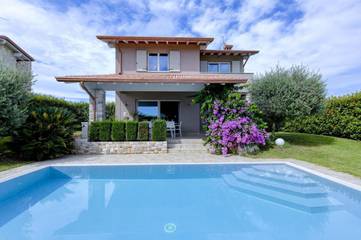 Villa pour 8 personnes, avec piscine ainsi que balcon et jardin à Sirmione