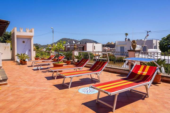 Chambre d’hôte pour 3 personnes, avec jardin ainsi que vue et terrasse à Lipari