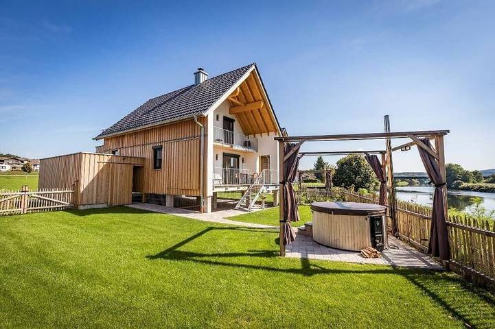 Ferienwohnung für 4 Personen, mit Garten und Whirlpool sowie Balkon - 1