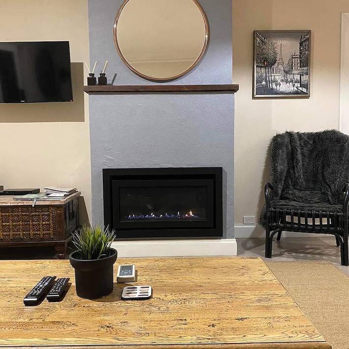 Holiday home for 12 people, with pool and hot tub as well as balcony and garden in Adelaide Hills