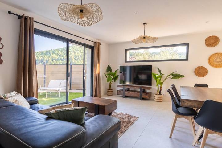 Location de vacances pour 8 personnes, avec jardin et vue ainsi que terrasse et piscine à Figanières