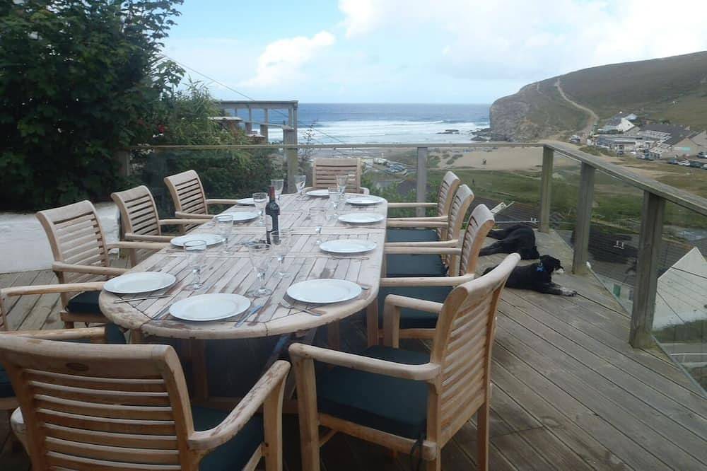 Modernes Strandhaus mit Meerblick und nur einen kurzen Spaziergang vom mit der Blauen Flagge ausgezeichneten Strand entfernt in Porthtowan, Cornwall