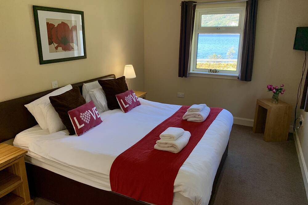Glenachulish Bay Cottage has a fantastic location right beside the sea with fantastic uninterrupted in Ballachulish, Highlands