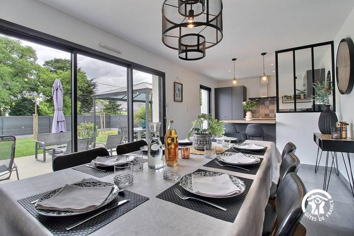 Gîte pour 8 personnes, avec jacuzzi ainsi que terrasse et jardin à Le Tour-du-Parc - 2