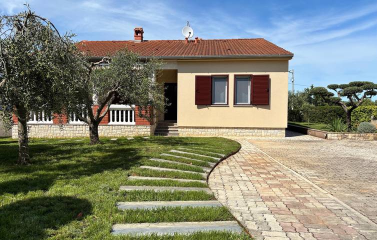 Gemütliche Ferienwohnung mit Pool und Terrasse, 2 km vom Strand Duga Uvala entfernt in Marčana, Südküste Istrien