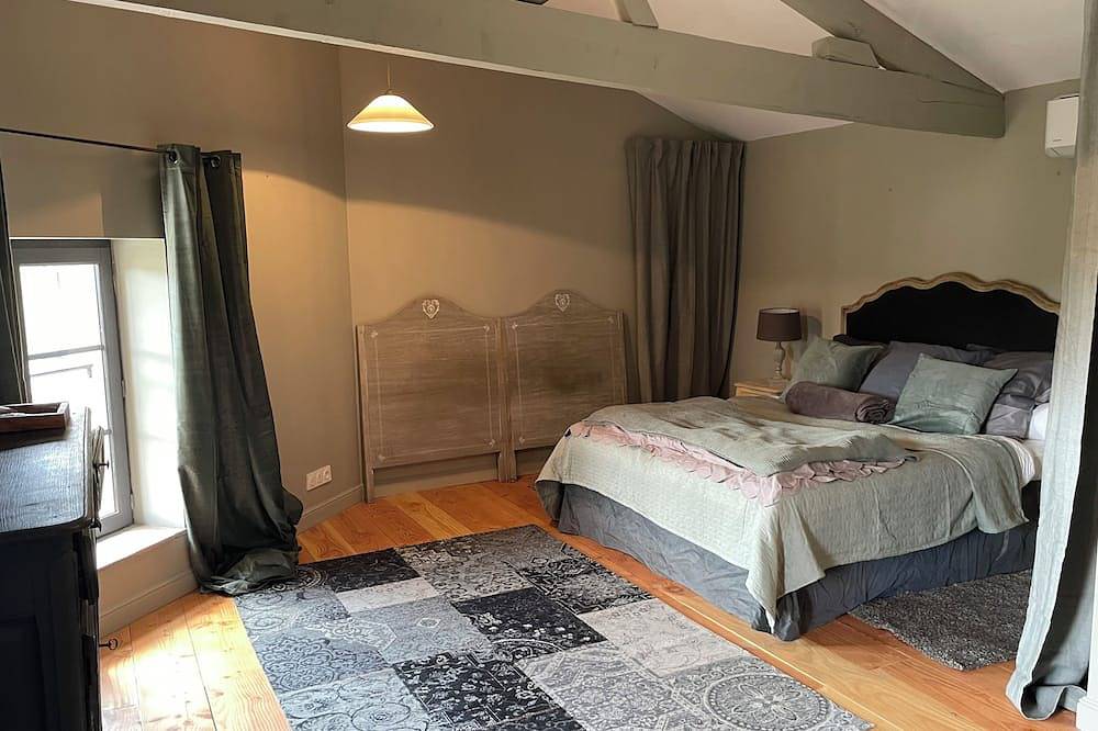 Beautifully restored country house with swimming pool in Le Pin, Nimes und Umgebung