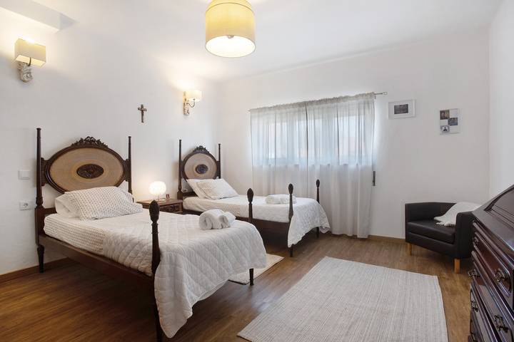 Quarto para 2 pessoas, com jardim e piscina infantil em Fátima