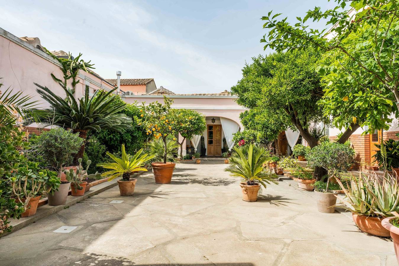 Casa vacanze 'La Campidanese' con terrazza condivisa, Wi-Fi e aria condizionata in Monserrato, Campidano