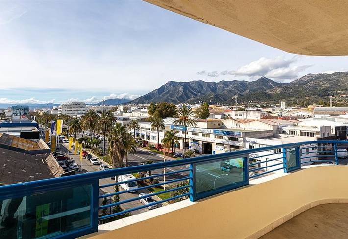 Apartamento entero, Apartamento en primera línea de playa con vistas al mar, piscina, terrazas y Wi-Fi in Marbella Centro, Marbella