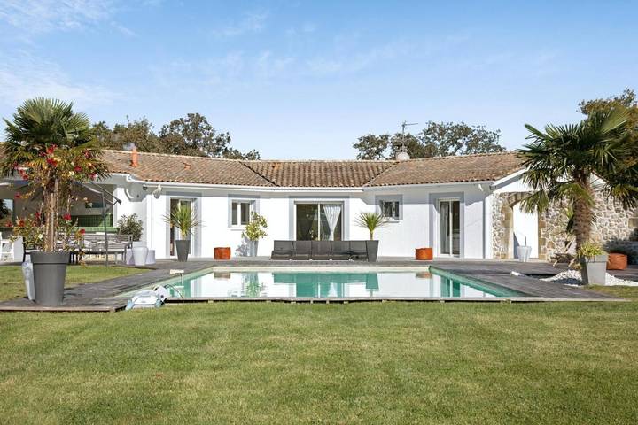 Villa pour 12 personnes, avec piscine