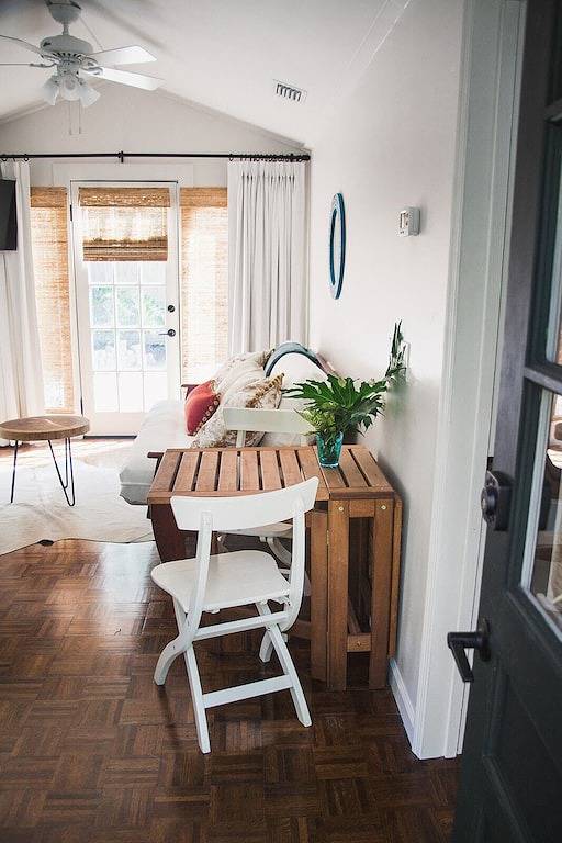 Walk to restaurants, lighthouse and shops! Charming cottage, cozy & bright! in St. Simons Island, Glynn County