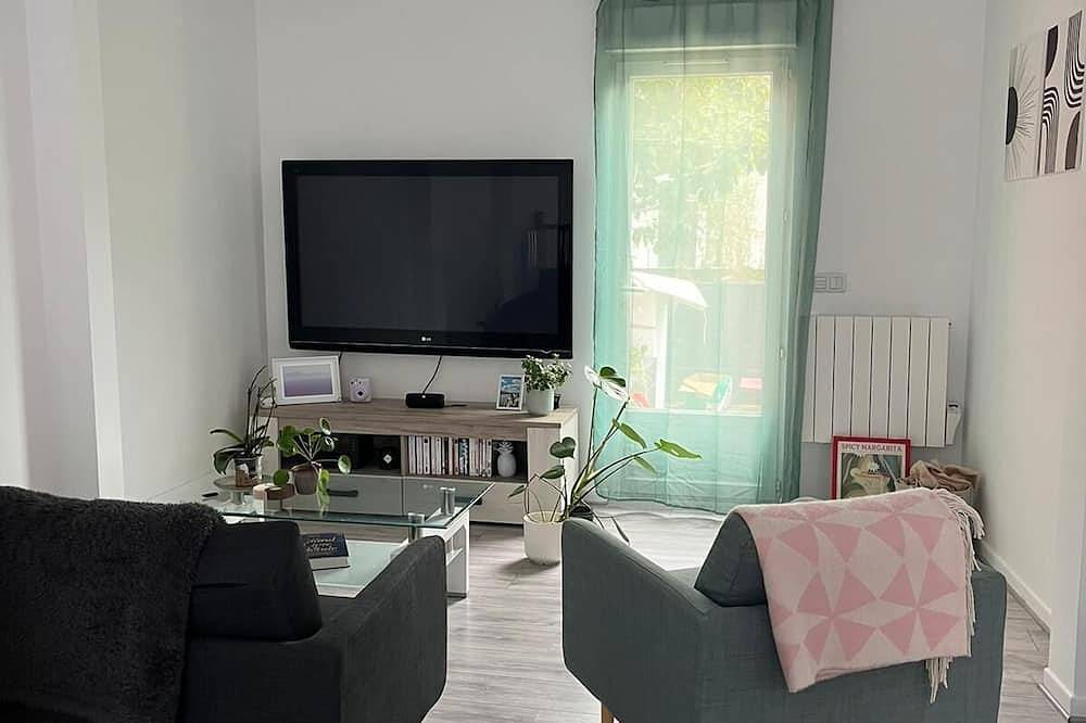 Entire apartment, 2-bedroom apartment (ground floor and basement). In 2-level pavilion. in Bobigny, Seine-Saint-Denis