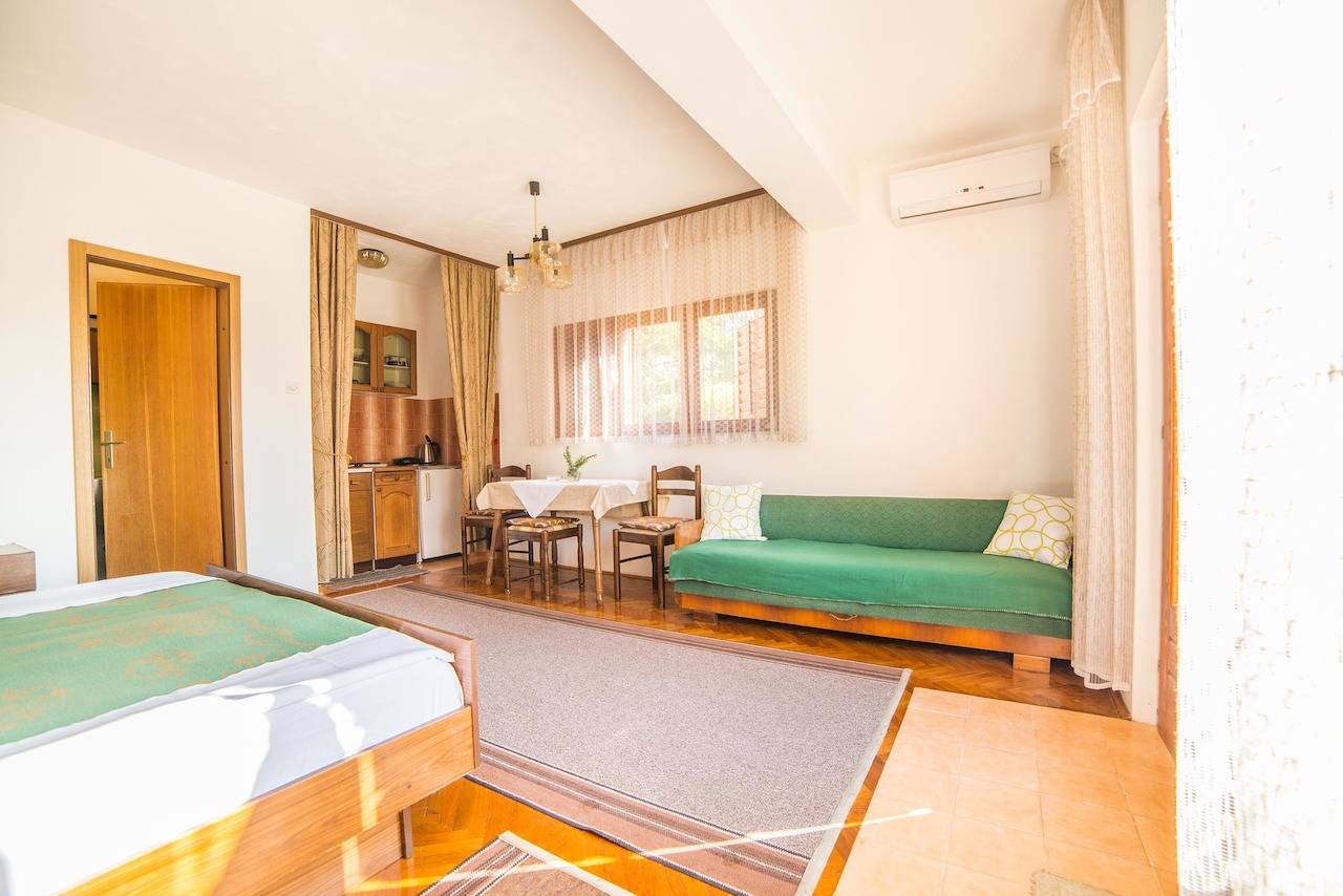 Ganze Wohnung, Studio Apartment Antic A1 mit Terrasse in Selce in Selce, Primorje-Gorski Kotar