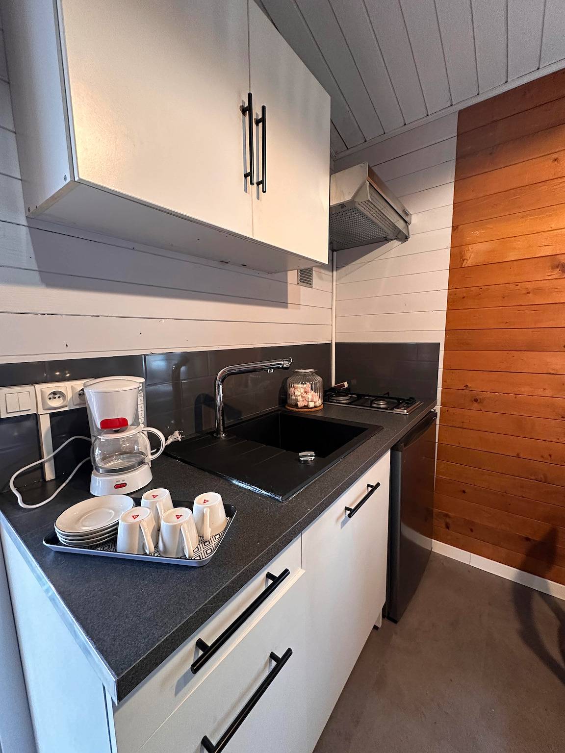 Entire apartment, Chalet 'Guzet 4 Personnes 6' with Private Terrace, Private Garden and Wi-Fi in Bretagne-d'Armagnac, Gers