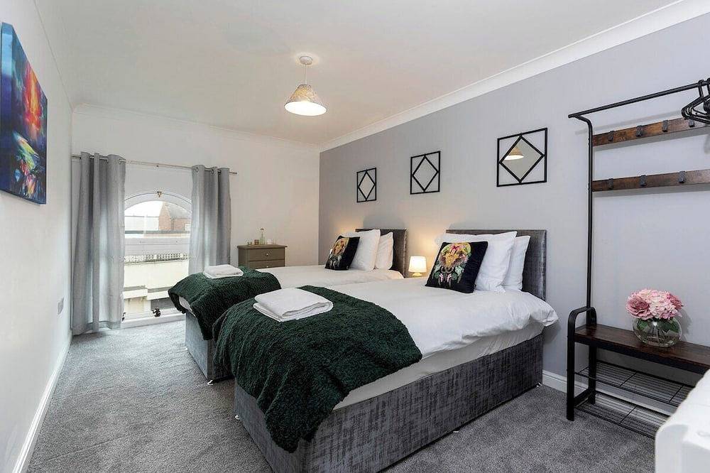 Entire apartment, Albert Park View (free parking!) in Middlesbrough, North East England