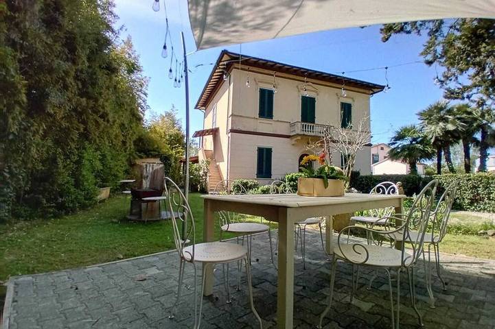 Freiheitsvilla mit privatem Garten und Parkplatz. In der Nähe des Meeres und des Sees in Torre del Lago Puccini, Viareggio
