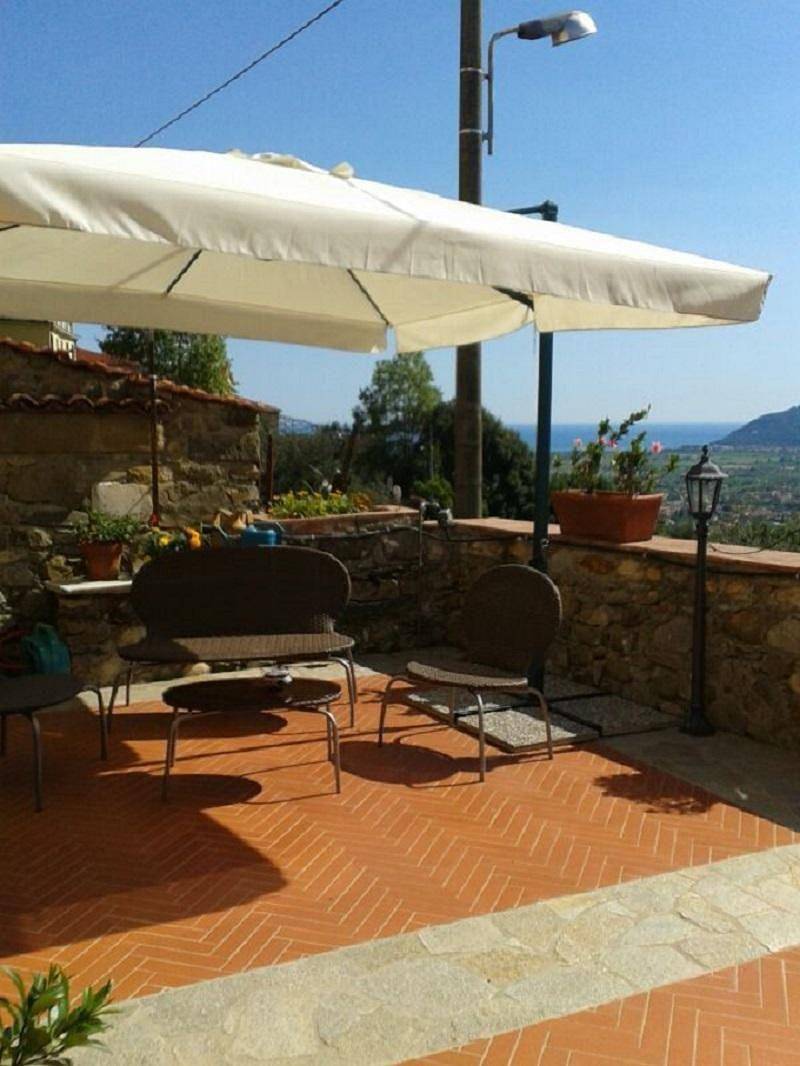 Geheel vakantieappartement, Holiday Apartment in Castelnuovo Magra with Fantastic Terrace in Castelnuovo Magra, Italiaanse Rivièra