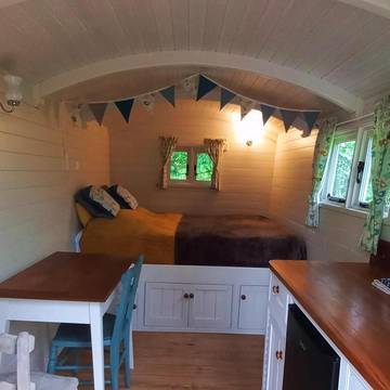 Gîte pour 2 personnes, avec vue ainsi que terrasse et jardin à Condat-sur-Ganaveix