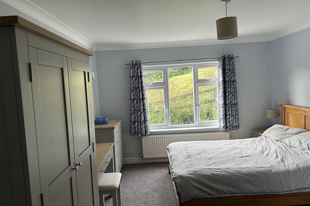 Modern 3 Bedroom Bungalow with Fantastic Views Over the Bay of Combe Martin in Combe Martin, Exmoor