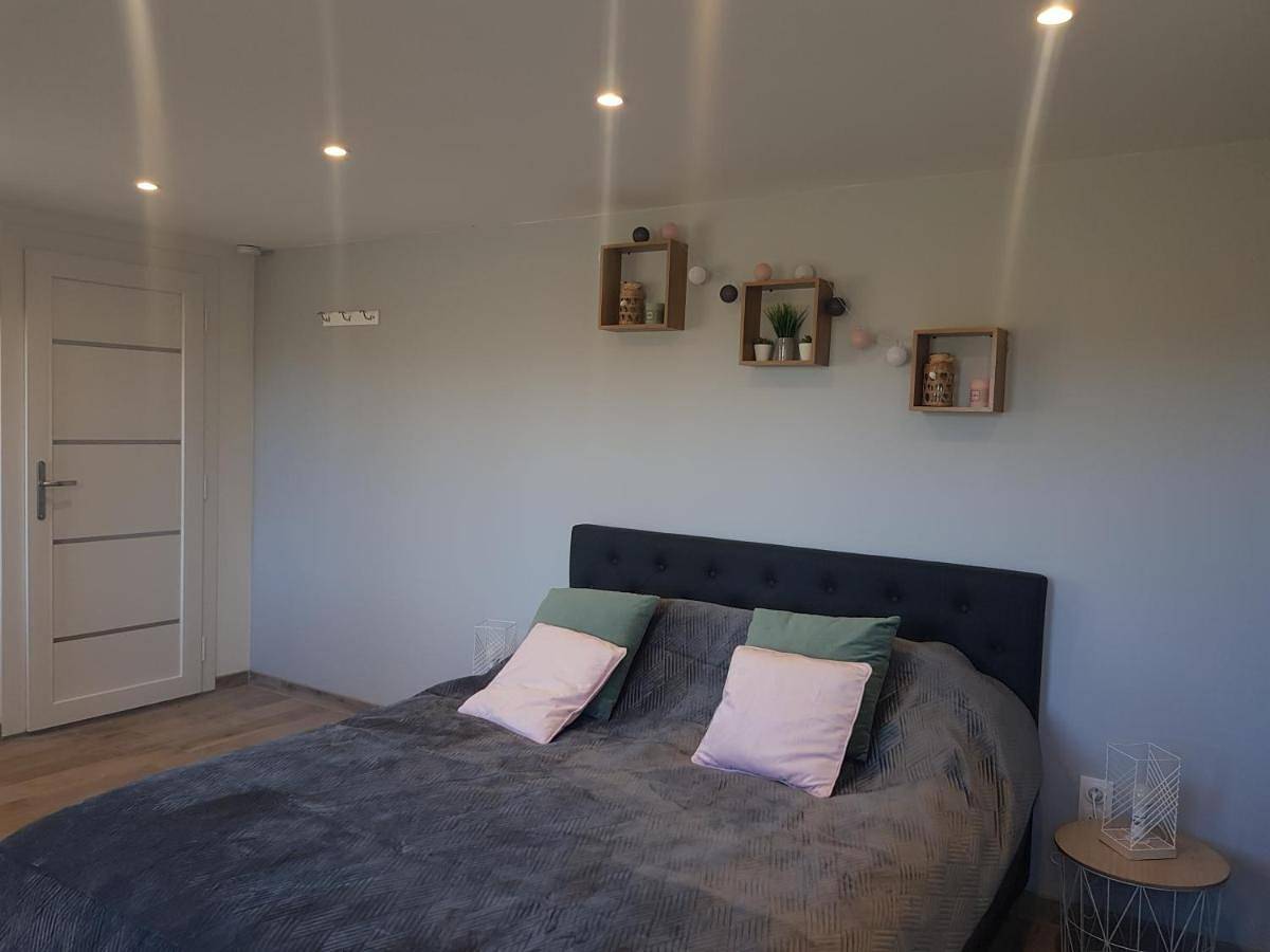 Double Room with Private Bathroom in Mazaugues, Région de Brignoles
