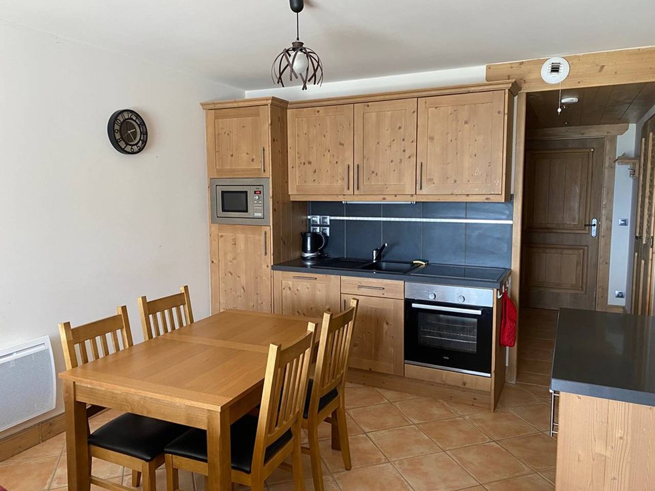 Entire apartment, Spacious 6-Person Apt with Pool, Terrace & Forest View in Crest-Voland in Cohennoz, Albertville region