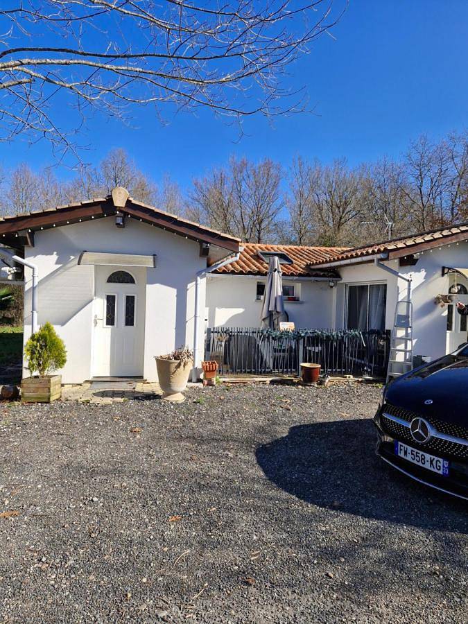 Location de vacances pour 2 personnes, avec vue et jardin dans Blésignac
