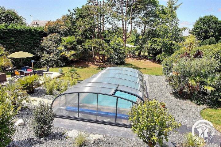 Gîte pour 2 personnes, avec Terrasse ainsi que Jardin et Piscine à Pléhédel