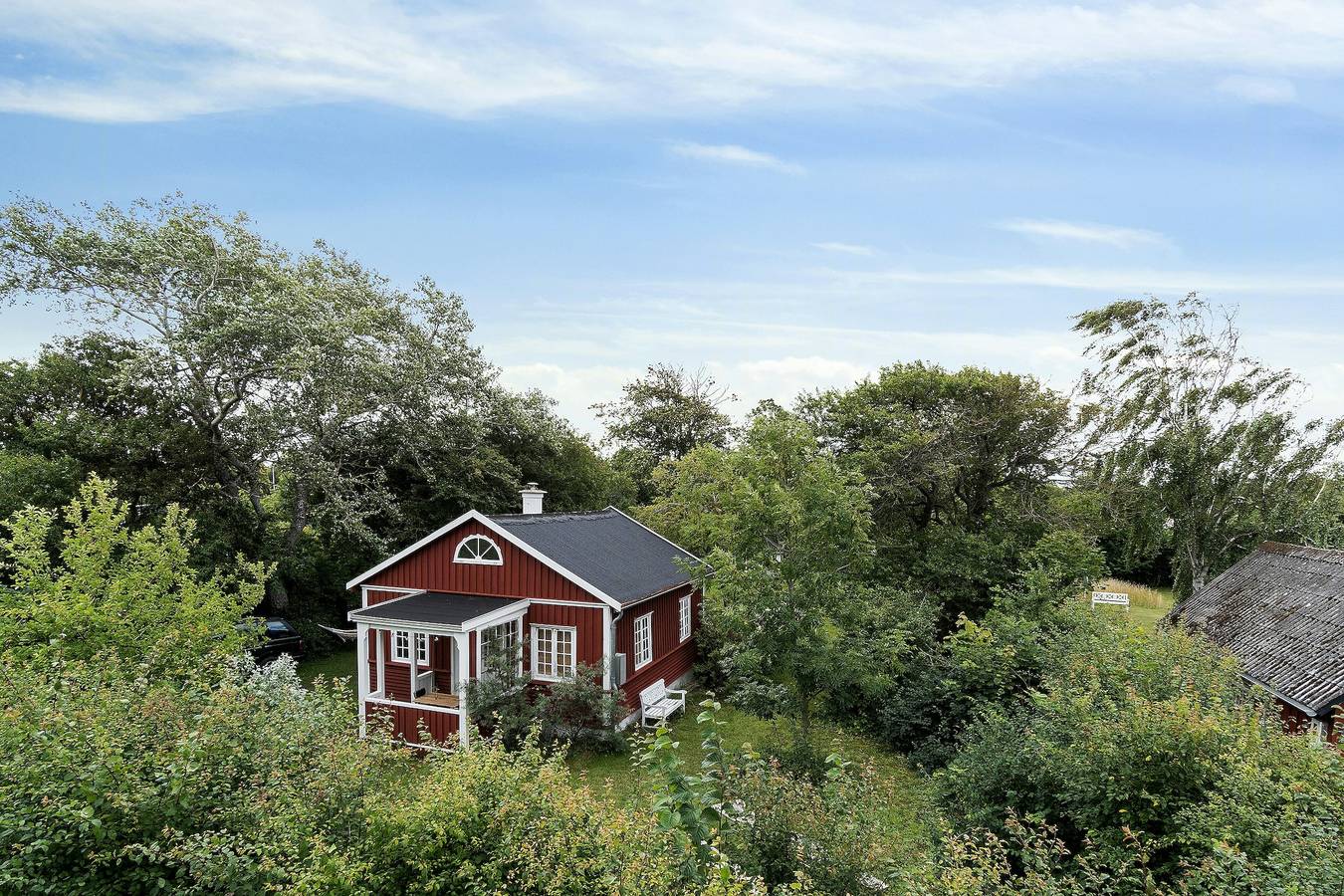 Het kleine, rode houten huis met grote charme in Vejby Strand, Vejby