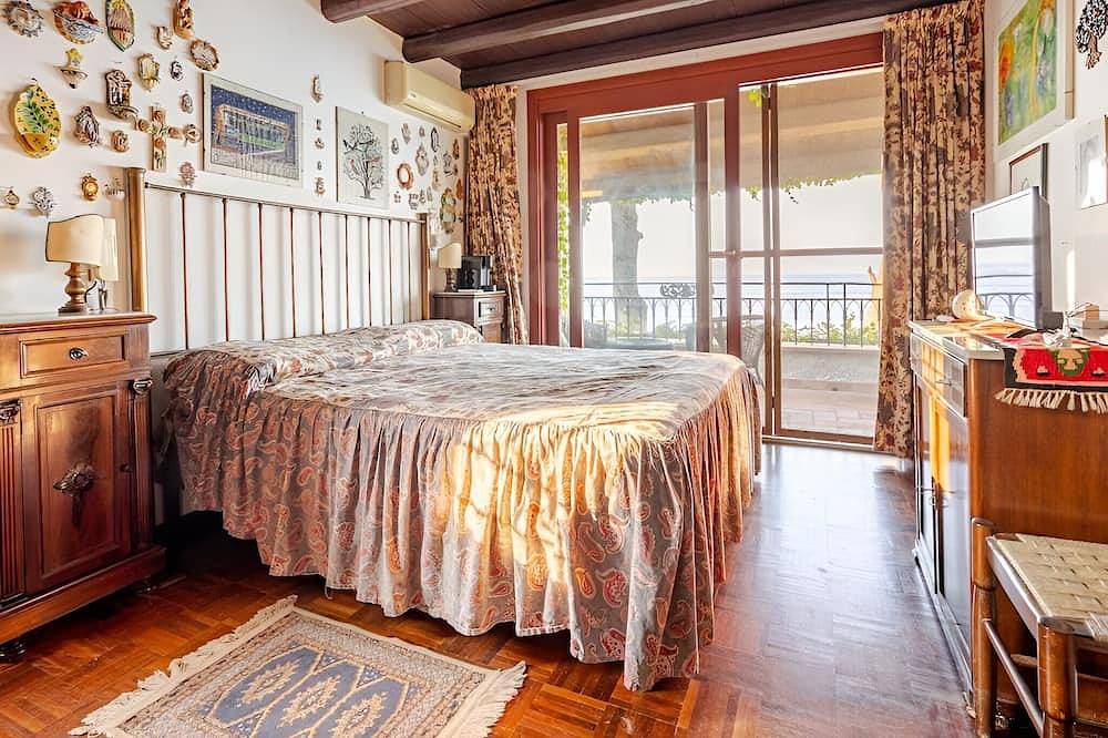 Elegant residence on the rocks with exclusive sea views in Altavilla Milicia, Palermo Province