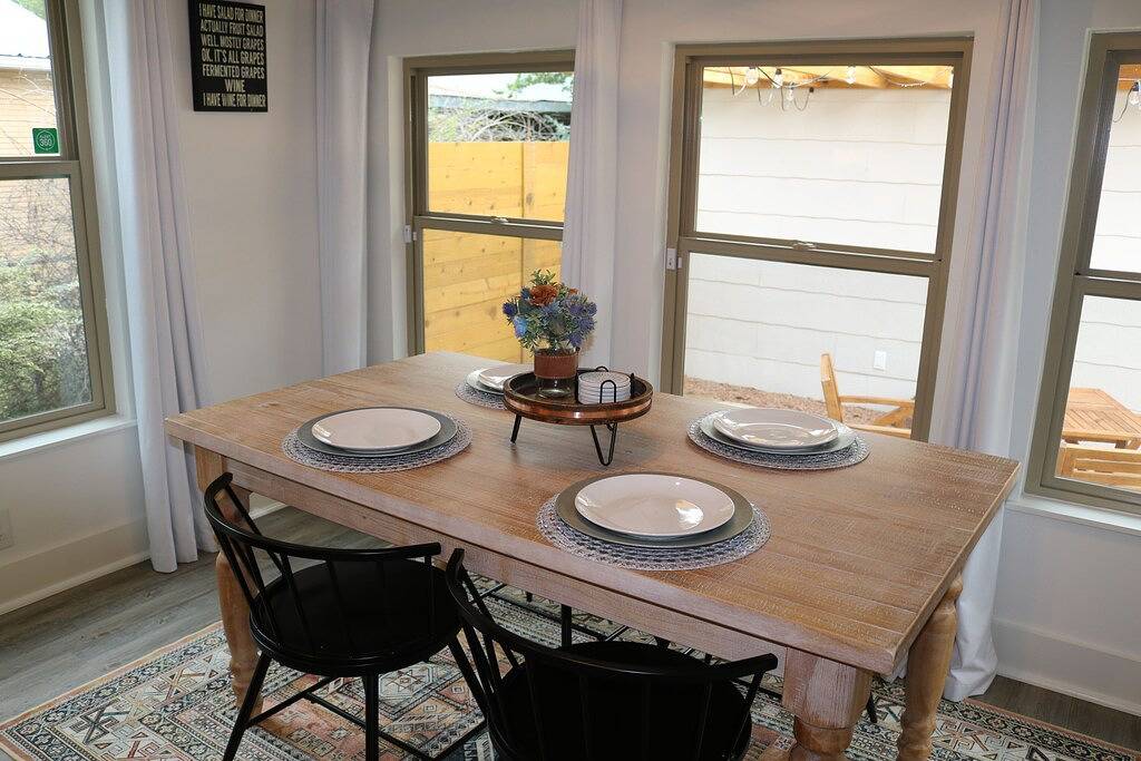 The Grape Escape - Beautiful home with indoor hot tub blocks away from Main St. in Gillespie County