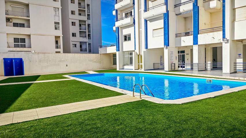 Apartamento inteiro, Apartamento Solário perto da Praia com Piscina e Wi-Fi in Armação de Pêra, Distrito de Faro