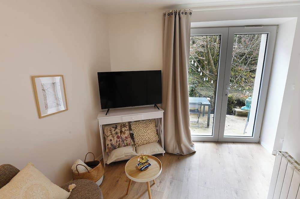 Apartamento entero, Ange A warm, natural light, a peaceful refuge where life is good in Arbent, Nantua