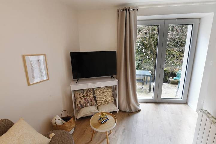 Apartamento entero, Ange A warm, natural light, a peaceful refuge where life is good in Arbent, Nantua
