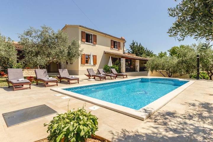 Villa pour 8 personnes, avec Terrasse et Jardin ainsi que Piscine et Vue à Kavran