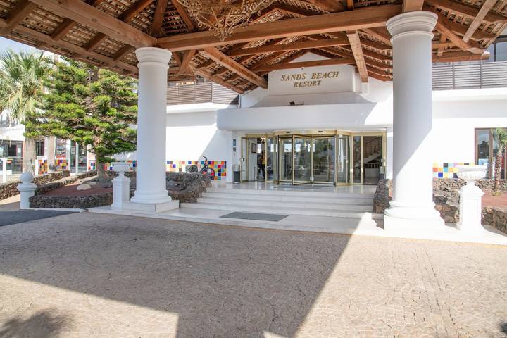 Entire apartment, Vacation Apartment 'Palmeras 32' with Shared Pool, Private Terrace and Shared Garden in Costa Teguise, Teguise