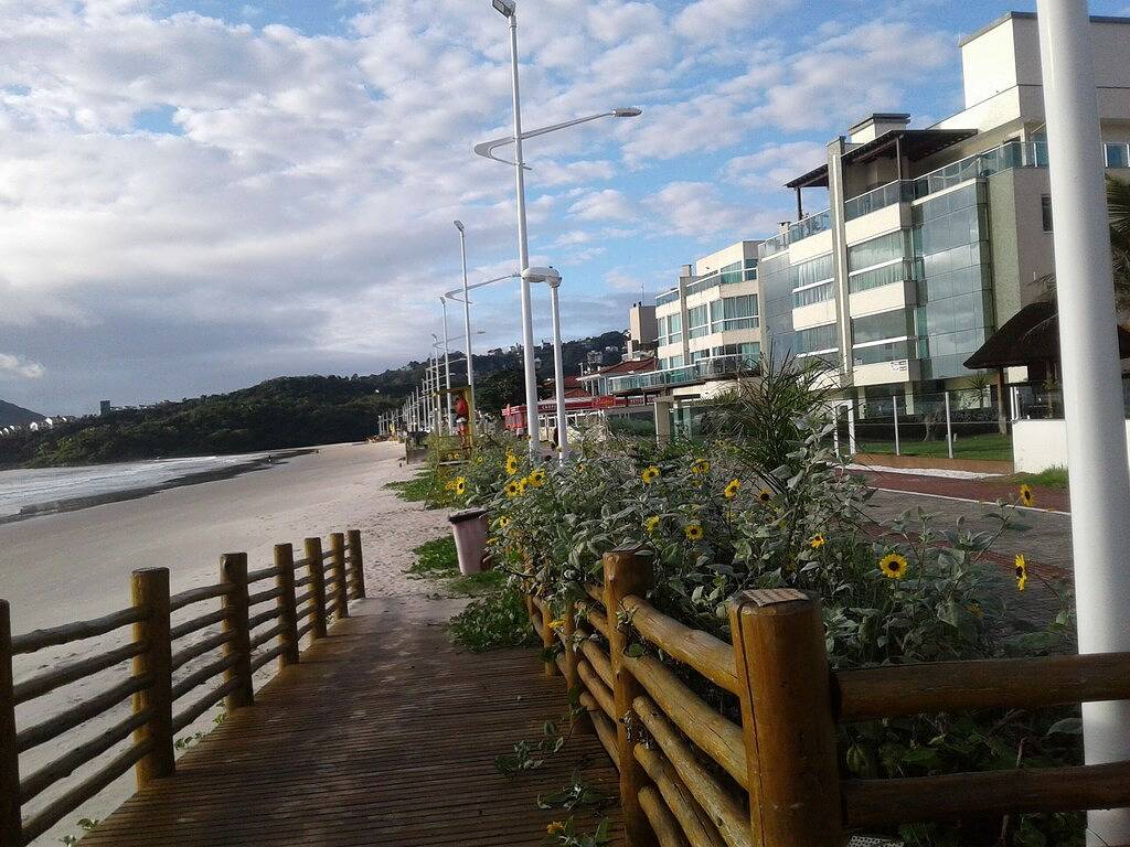 Ganze Wohnung, Große Maisonette-Wohnung 50 Meter vom Strand entfernt, 2 Garagen, Ethernet, Wifi in Bombinhas, Litoral Catarinense