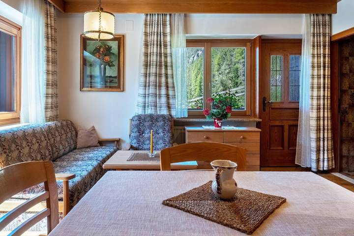 Apartamento inteiro, Apartamento "Cesa Soramurat 3" com vista para a montanha, varanda e jardim partilhado in Canazei, Dolomiti Superski