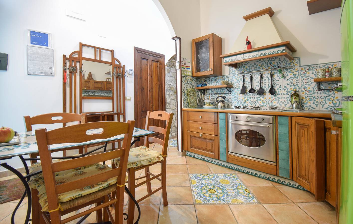 Ganze Ferienwohnung, Gemütliche Strandwohnung mit WiFi & AC 2km von Spiaggia della Carrubina in Vietri sul Mare, Amalfiküste