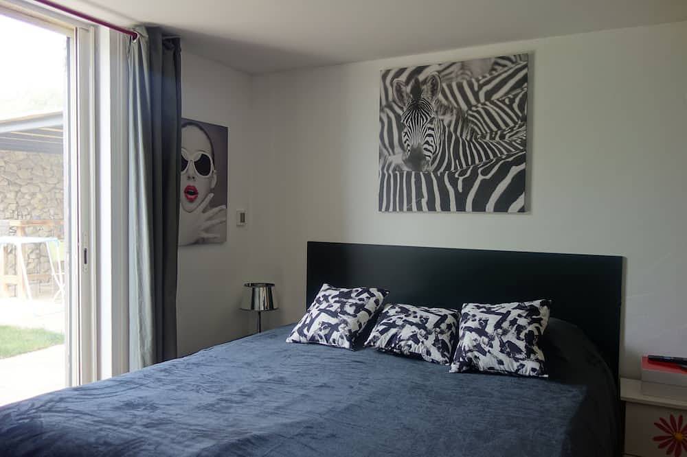 At the foot of the Alpilles mountains with direct access to the massif in Aureille, Arles und Umgebung