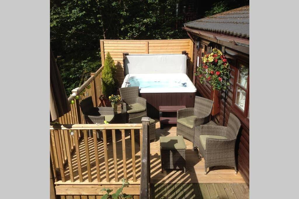 Mistletoe One Luxury Lodge with Hot Tub Windermere in White Cross Bay, Lake District