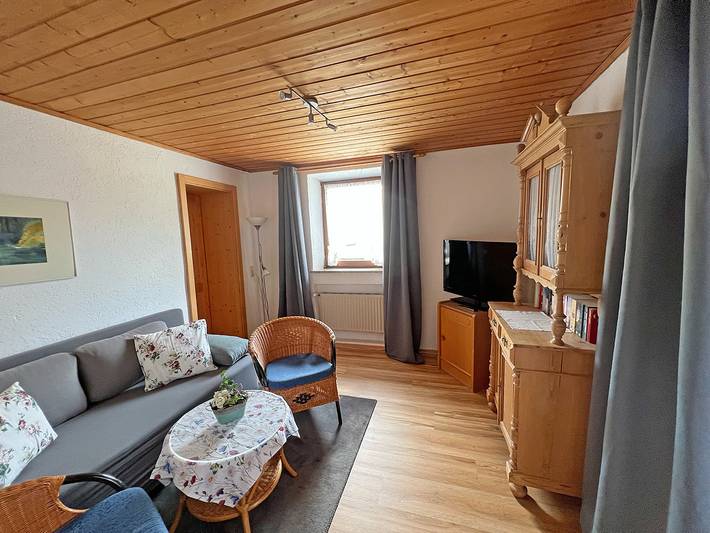Ganze Ferienwohnung, Ferienwohnung Wagner - Ferienwohnung 2 - 48 qm für max. 4 Personen. 1 extra Schlafzimmer, Süd-West-Balkon, Parkplatz in Bergen (Chiemgau), Chiemsee