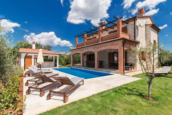 Ferienhaus für 18 Personen, mit Balkon und Whirlpool sowie Terrasse und Garten in Heraki