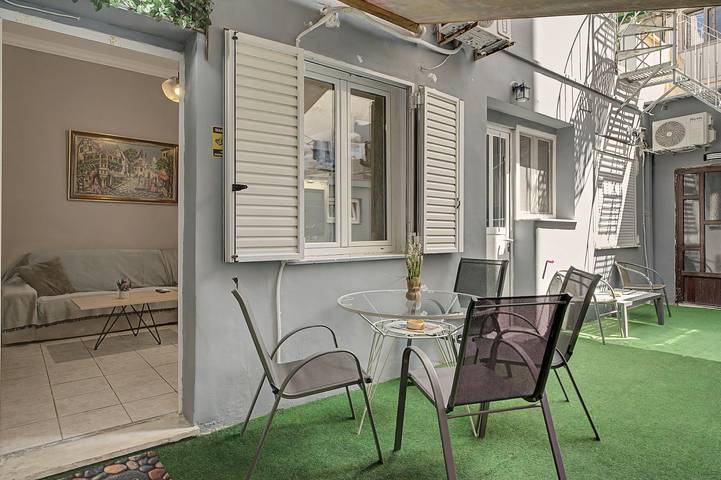 Apartamento entero, Apartamento 'Colonus' con terraza compartida, Wi-Fi y aire acondicionado in Sección central de Atenas, Atenas