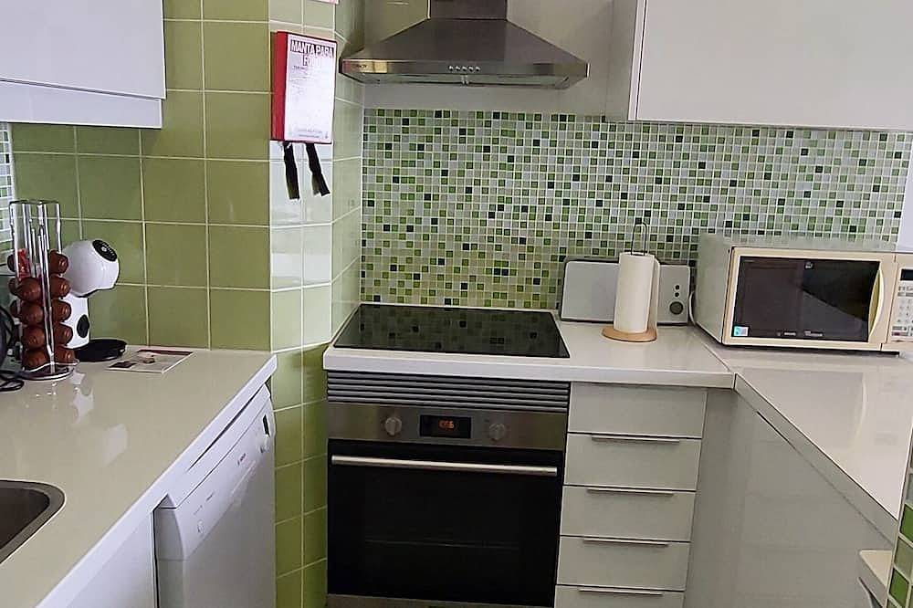 Entire apartment, Apartment with stunning sea views and private access to the beach. in Praia da Califórnia, Sesimbra